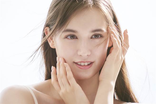 OGUMA水美媒、宠爱女孩、安耐晒推出联名限量包装，图中为安耐晒2021年度代言人Trauden直美。（图／品牌提供）