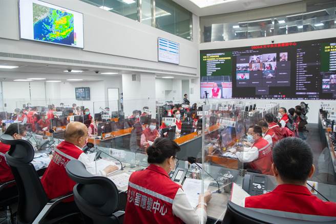 蘇貞昌日前至中央災害應變中心視察，了解各地災情。（資料照／行政院提供）