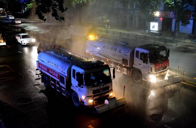 鄭州市新增2例本土確診病例，圖為鄭州展開清消作業。(新華社)