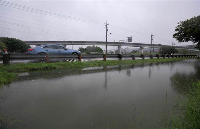 豪雨不斷，新北市二重疏洪道的公園因積水成為小湖。（張鎧乙攝）