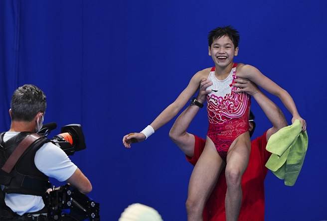 全紅嬋在奧運跳水決賽後，被教練興奮舉高。(新華社)
