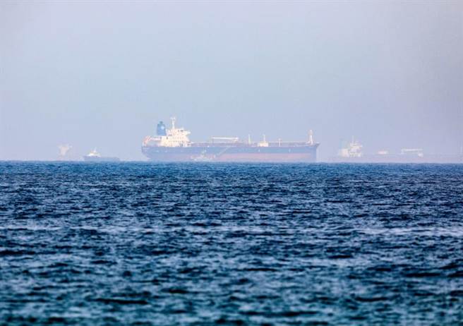 以色列商人所屬企業管理的油輪先前在阿曼外海遭無人機攻擊，七大工業國集團外長指出，有證據顯示伊朗是幕後黑手。（圖／路透社）