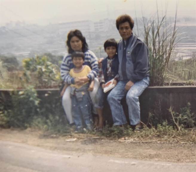 撒基努幼時（右二）與媽媽（左起）、小弟、爸爸在工廠的宿舍住了3年。（撒基努提供）