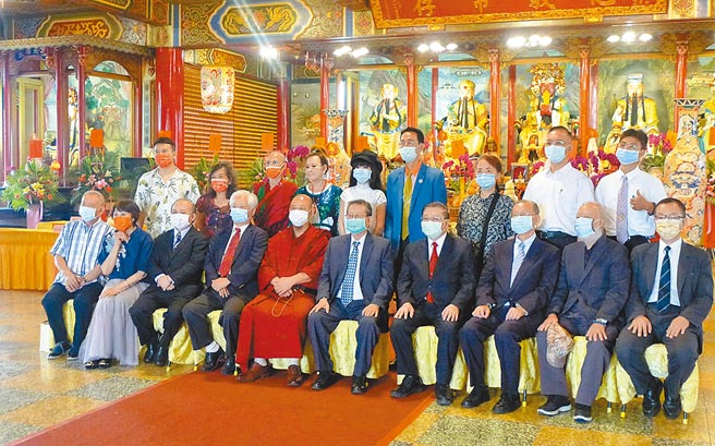 参与庆祝关圣帝君1862年圣诞敬祝万寿无疆法会的贵宾合影。图／慧吉祥大活佛提供