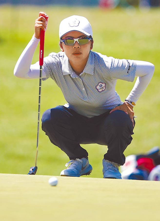 高爾夫球第三回合的賽事，徐薇淩擊出71桿，暫以總桿209桿並列第20名。（季志翔攝）