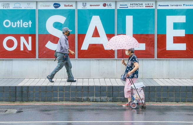 在野党不断疾呼政府发现金纾困，行政院仍规画推出「振兴五倍券」，以刺激内需消费。图为设在东区某大楼的特卖中心外，大大的特价销售字样吸引着来往的消费者前往购物。（粘耿豪摄）