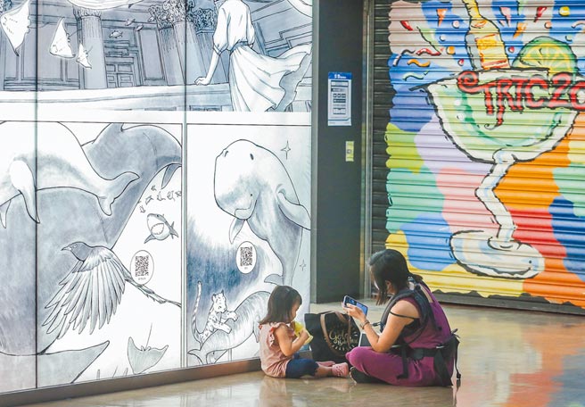 时代力量立院党团主张修正《就业保险法》，将育婴留职停薪津贴从现行的月投保薪资60%，改为实质薪资90%。图为台北捷运中山地下街内，一位妈妈找了块空地与孩子短暂休息。（粘耿豪摄）