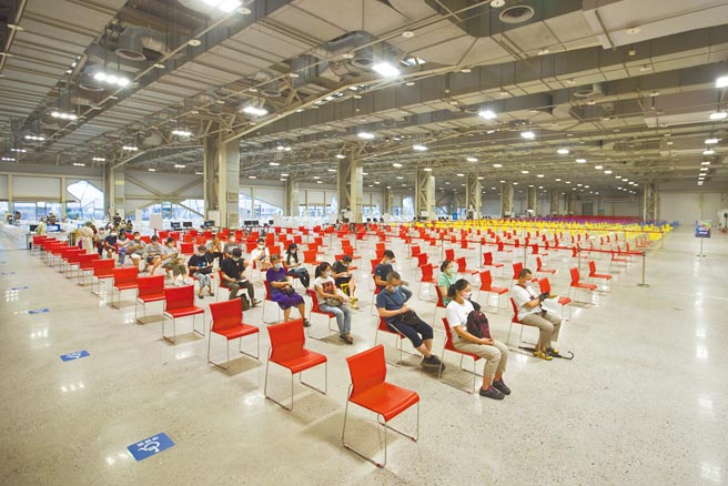 台北市花博争艳馆接种站6日施打58万剂中央自购与2万剂立陶宛所赠送的AZ疫苗，上午仅有200人施打，偌大场地极为冷清。（杜宜谙摄）