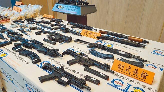 天道盟军火库火力强大，包括连发霰弹枪、MP9、AK47（见图）应有尽有。（北市刑大提供）