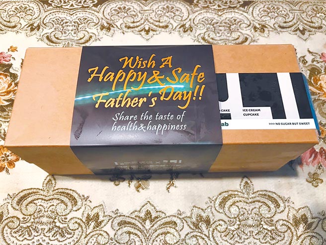 庆祝父亲节的到来，龙宝延续以往将致送臻邸社区「巧克力桂圆蛋糕」。（龙宝提供）