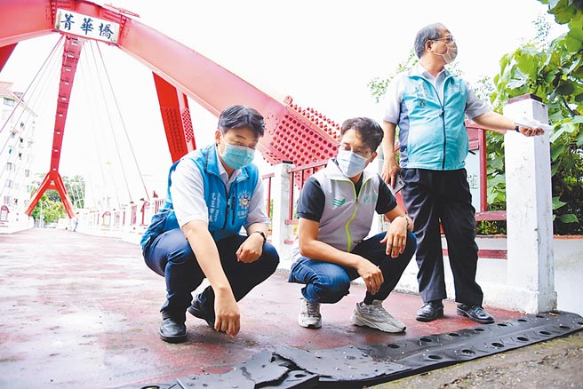 花蓮市長魏嘉賢（左）與東辦副執行長郭應義（右）以及多位代表到菁華橋現勘。（花蓮市公所提供／王志偉花蓮傳真）