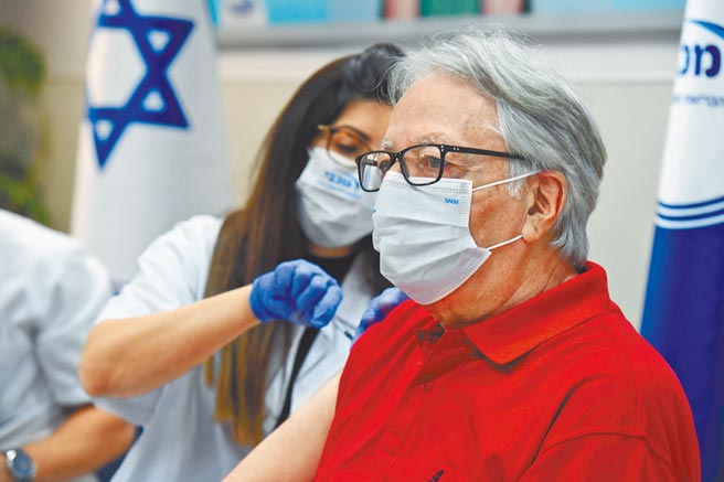 以色列新政府上月底開始，為50歲以上銀髮族接種第三劑新冠疫苗，初步結果顯示，比打兩劑者提高2.5倍保護力。絲毫不甩世衛組織呼籲，富國暫緩接種第3劑。（新華社）