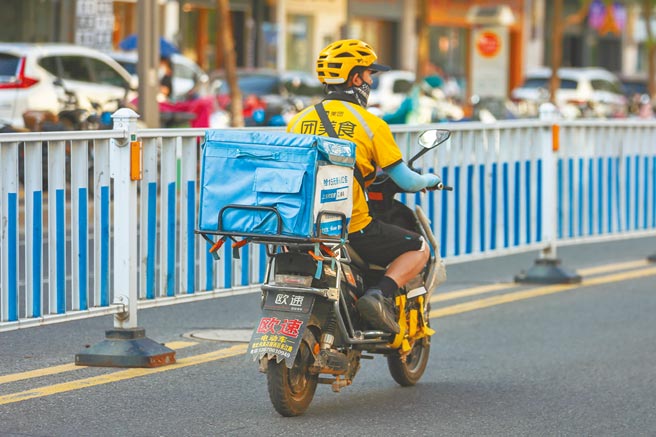 大陆送外卖行业蓬勃发展，严重衝击制造业，让缺工问题雪上加霜。图为大陆江西南昌的1位外卖送餐员。（中新社）