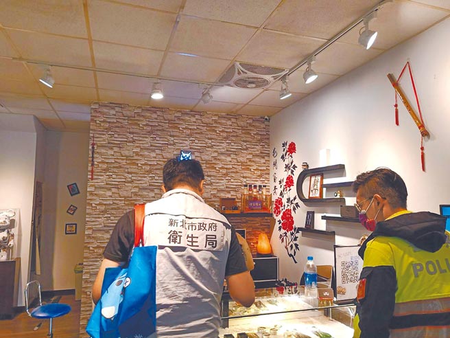 新北市卫生局与警察局进行电子烟专卖店联合稽查。（新北市卫生局提供／陈慰慈新北传真）吸菸有害身体健康