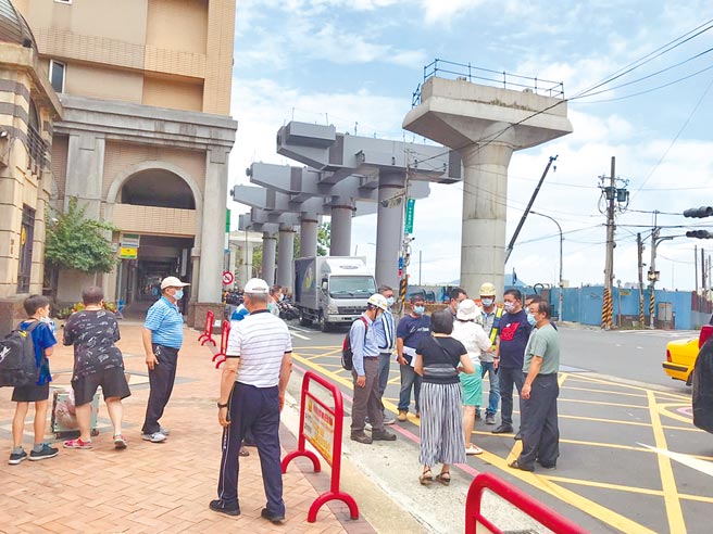 捷运三莺线土城中央路4段近期准备进行落墩工程，不过当地社区居民反映，落墩设置围篱后刚好堵住社区地下停车场，担忧围篱封死会造成交通回堵。（林金结提供／蔡雯如新北传真）