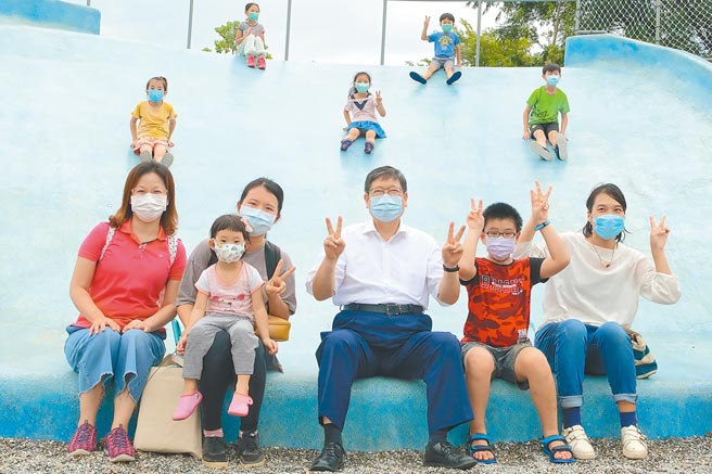 AI智慧園區公園利用地形高低落差，設計長達2米的溜滑梯，提供親子挑戰。（莊旻靜攝）