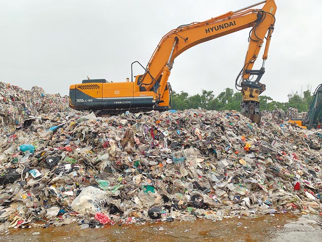 台中市南屯区文山焚化厂内堆置大量垃圾，引发周边居民不满。（林欣仪摄）