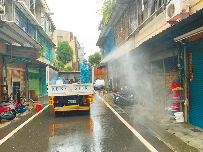 嘉义县政府派员到确诊者住家、足迹所经之处进行清消。（嘉义县政府提供／张亦惠嘉县传真）