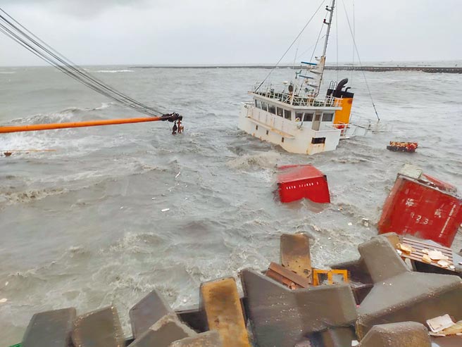 往返嘉义布袋、澎湖马公的山宝贰号5日搁浅在布袋商港北堤，又碰上卢碧颱风外围环流影响风浪大，船只几乎要被海水淹没。（高雄港务分公司布袋管理处提供／张亦惠嘉县传真）