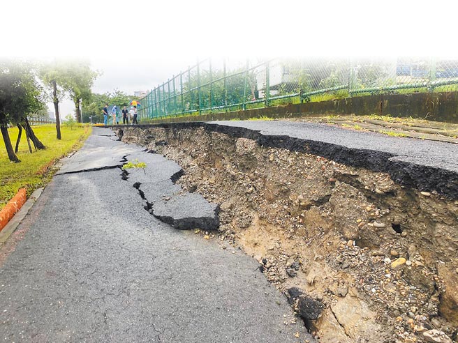 高雄凤山区油管路20巷、中崙国中后方传出长约50公尺的大面积道路坍塌。（翻摄画面／洪浩轩高雄传真）