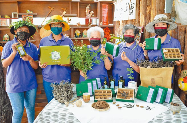 屏東隘寮社區長輩將黃荊產品化，創造更多就業機會。（林和生攝）