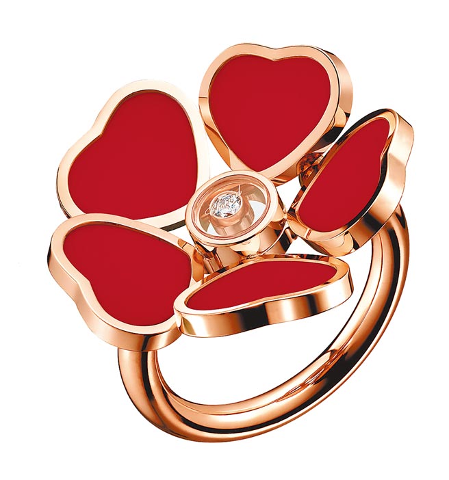 萧邦Happy Hearts Flowers爱心花朵戒指，11万7000元。                                            （萧邦提供）