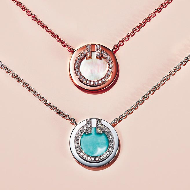 Tiffany T Two系列项炼，珍珠母贝圆形项炼（上）7万9000元，绿松石圆形项炼8万7000元。（Tiffany & Co.提供）