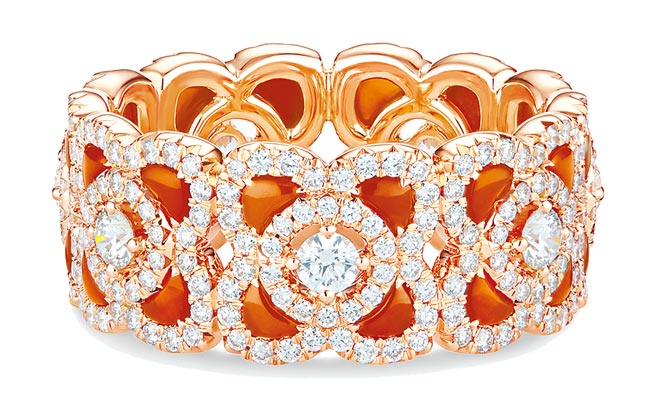 De Beers Enchanted Lotus玫瑰金红玉髓戒指， 23万9000元。（De Beers提供）