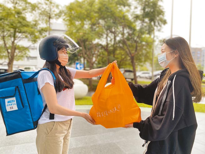 全联「PXGo!小时达」今起开设「中元明星商品专区」，消费满599元加赠限量1万组的「请支援收银购物袋」。（全联提供）