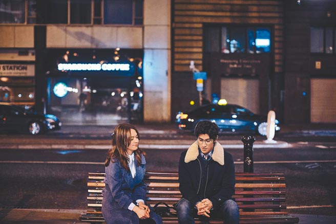 张榕容（左）、李治廷在爱情电影《合法伴侣》浪漫谈情说爱。（华映娱乐提供）