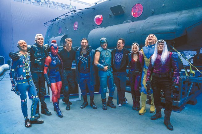 《自杀突击队：集结》卡司阵容坚强，西恩冈恩（左起）、彼得戴维森、黄美玲、乔尔金纳曼、杰寇特尼、奈森菲利安、导演詹姆斯冈恩、玛格罗比、弗鲁拉柏格、麦可鲁克。（华纳兄弟提供）