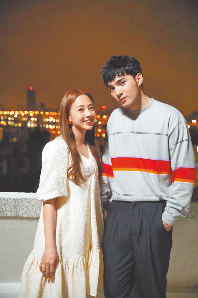 黄伟晋（右）回归歌手身分，MV找来吴映洁担纲女主角。（爱贝克思提供）