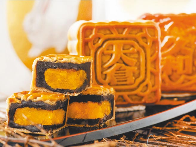 每一粒广式月饼皆是制饼职人手作，严选馅料调制，精准掌握烘烤色泽，传统口味全新风味。（大仓久和大饭店提供）