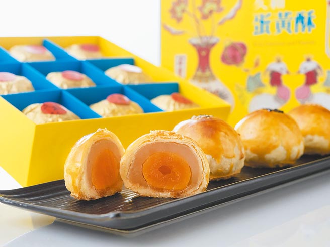 大仓久和「蛋黄酥」以莲子为主要馅料，搭配传统咸蛋黄松软口感，包裹层次分明细致酥皮。（大仓久和大饭店提供）