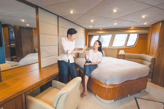 Sunseeker的STAR號73呎大型遊艇的臥房。（台南大員皇冠假日酒店提供）