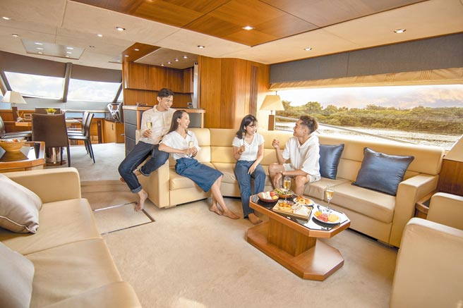 台南大員皇冠假日酒店花園套房30坪大，並擁有獨立花園陽台。（台南大員皇冠假日酒店提供）