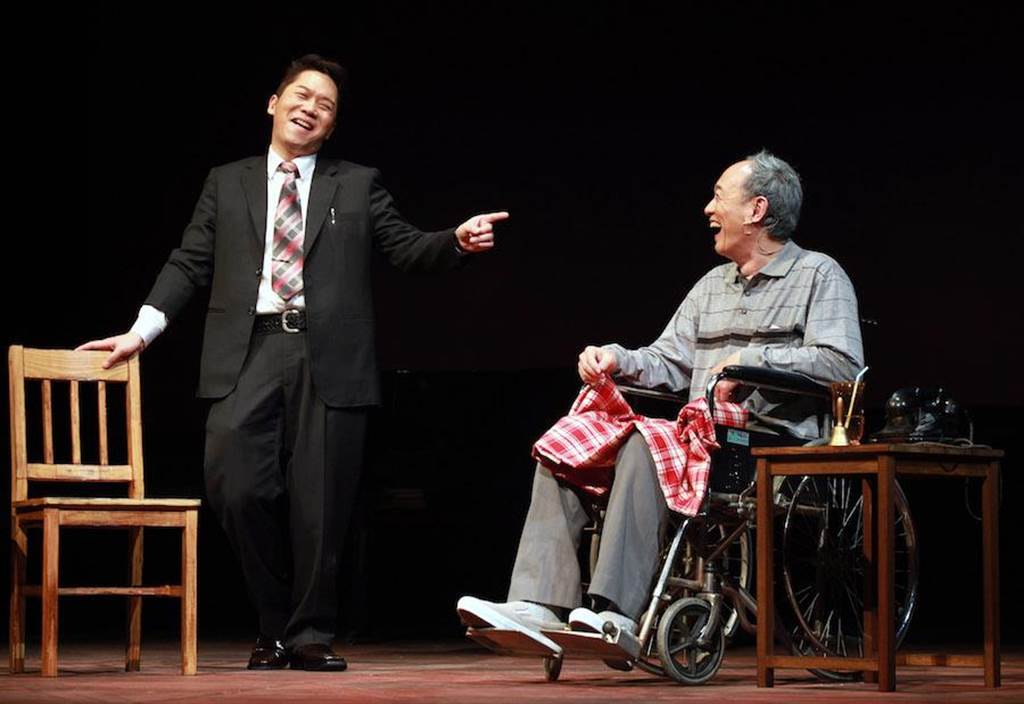 金士傑(右)飾演罹患漸凍症的角色,表演感動人心,左為卜學亮。(果陀劇帳提供)