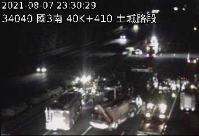 国道3号南下40K＋410土城路段今晚间11时30分左右，发生追撞事故，5台轿车连环撞。（蔡雯如翻摄）