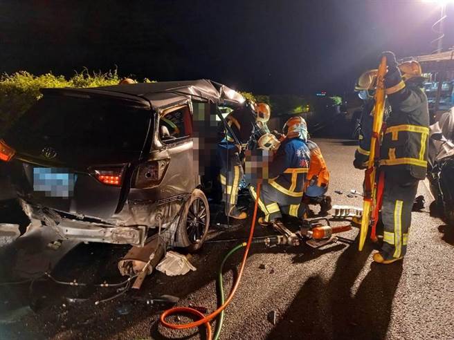 国道3号南下40K＋410土城路段7日晚间11时30分左右，发生追撞事故，5台轿车连环撞，造成2人受伤，目前均已送医抢救。（消防局提供）
