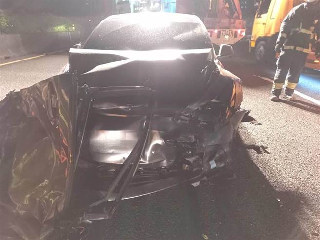 国道3号南下40K＋410土城路段7日晚间11时30分左右，发生追撞事故，5台轿车连环撞，造成2人受伤，目前均已送医抢救。（消防局提供）
