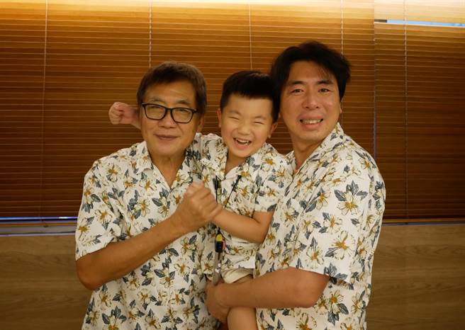 梁修身与儿子梁赫群、孙子一起穿亲子装庆祝父亲节。（梁赫群提供）