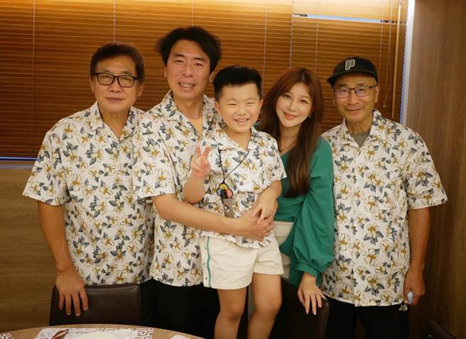 梁修身与儿子梁赫群、孙子、儿媳妇及亲家公一起庆祝父亲节。（梁赫群提供）