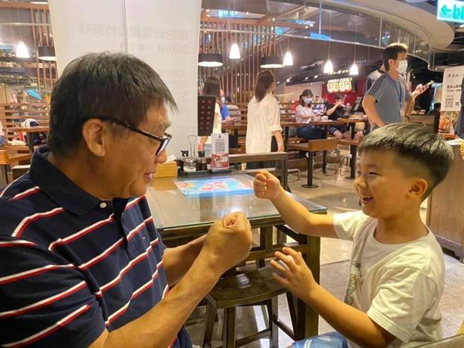 梁修身最常跟孙子玩剪刀石头布。（梁赫群提供）