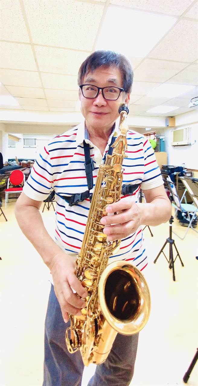 梁修身现在很会吹萨克斯风。（梁修身提供）