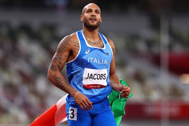 義大利跑者Lamont Marcell Jacobs在東京奧運勇奪100公尺短跑金牌、400公尺接力金牌。（路透）