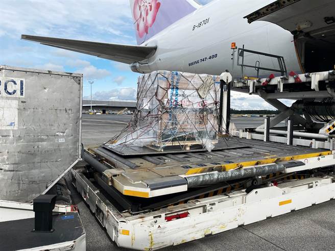 政府採購的10萬劑莫德納疫苗，今（8）日凌晨自盧森堡起飛，預計下午3點多抵達桃園機場。（圖／摘自蘇貞昌臉書）