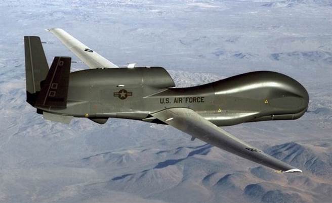RQ-4「全球鷹」（Global Hawk）無人偵察機記錄情報並進行偵察的畫面。（美國空軍）