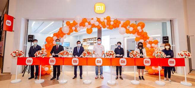 小米林口三井專賣店開幕，MITSUI OUTLET PARK 林口 副總經理 花井尚（左起）、MITSUI OUTLET PARK 林口 總經理 川邊直樹、MITSUI OUTLET PARK 董事長 下町一朗、小米台灣 業務總監 蔣坤揮、鴻邁科技有限公司 總經理 黃麗 合影。（小米提供）