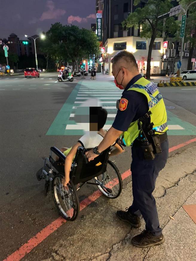 員警見一名身障婦人坐在輪椅上，面容盡顯疲態，主動前往協助。（警方提供）