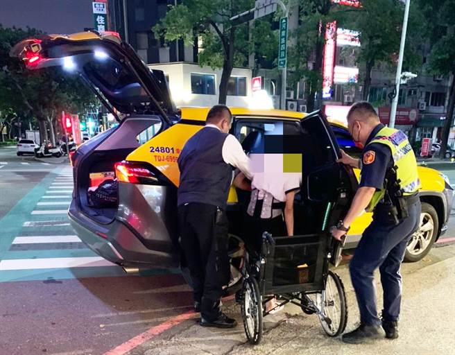 員警為讓婦人能早點回家用餐休息，慷慨解囊代墊計程車的車資。（警方提供）